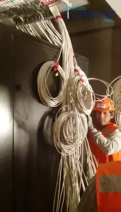 Técnicos instalando cableado estructurado.