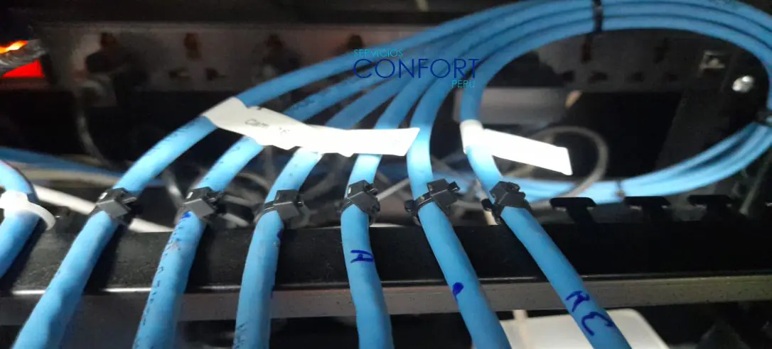 Técnicos instalando cableado estructurado.