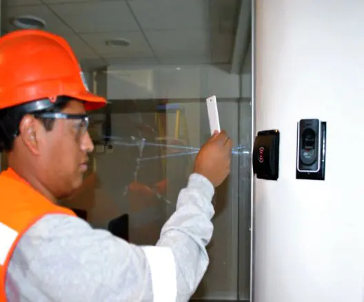 INSTALACIÓN CONTROL DE ACCESO Y ASISTENCIA. TARGETA RFID.