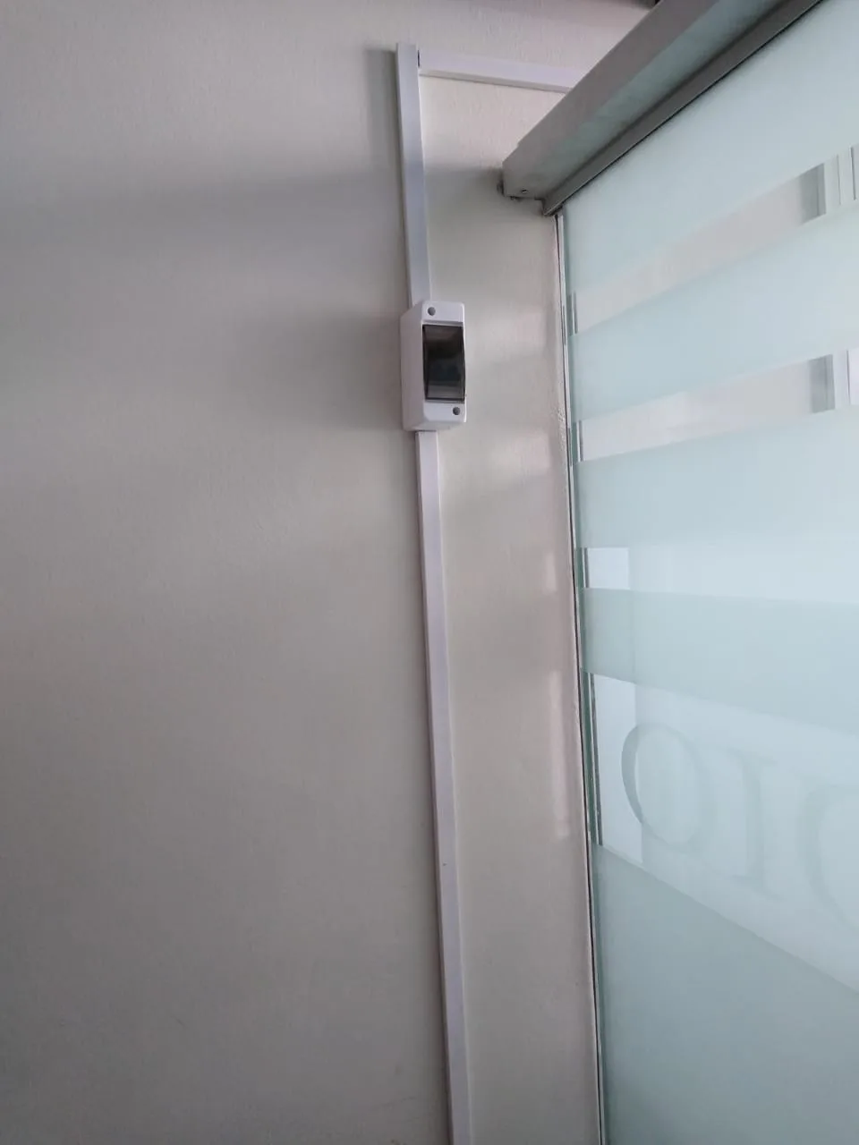 Canalizacion electrica con canaleta pvc adhesiva.