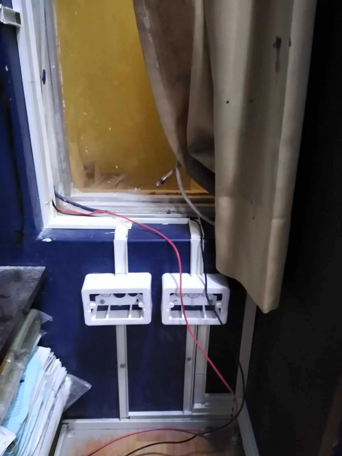 Canalizacion electrica con canaleta pvc adhesiva.