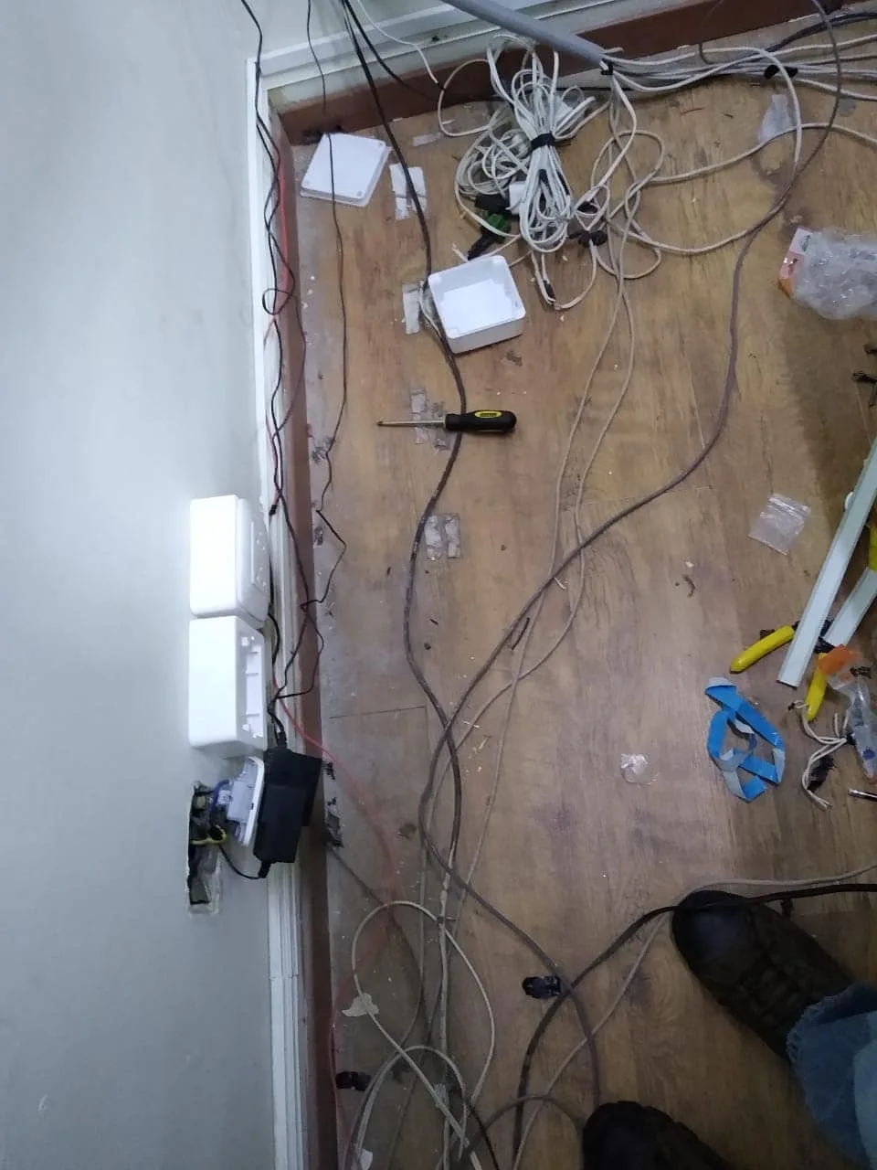 Canalizacion electrica con canaleta pvc adhesiva.