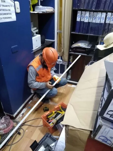 Canalizacion electrica con canaleta pvc adhesiva.
