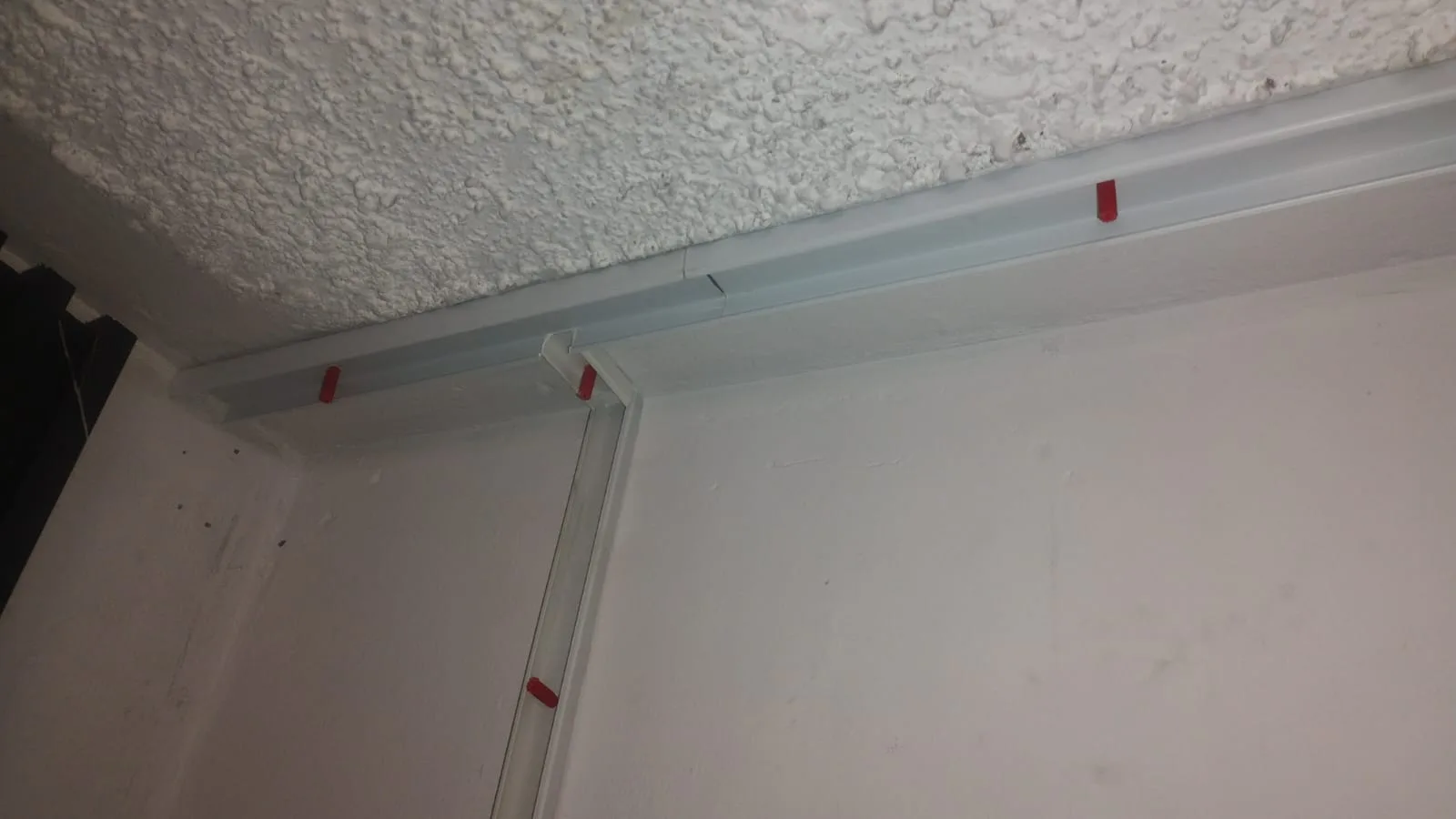 Canalizacion electrica con canaleta pvc adhesiva.