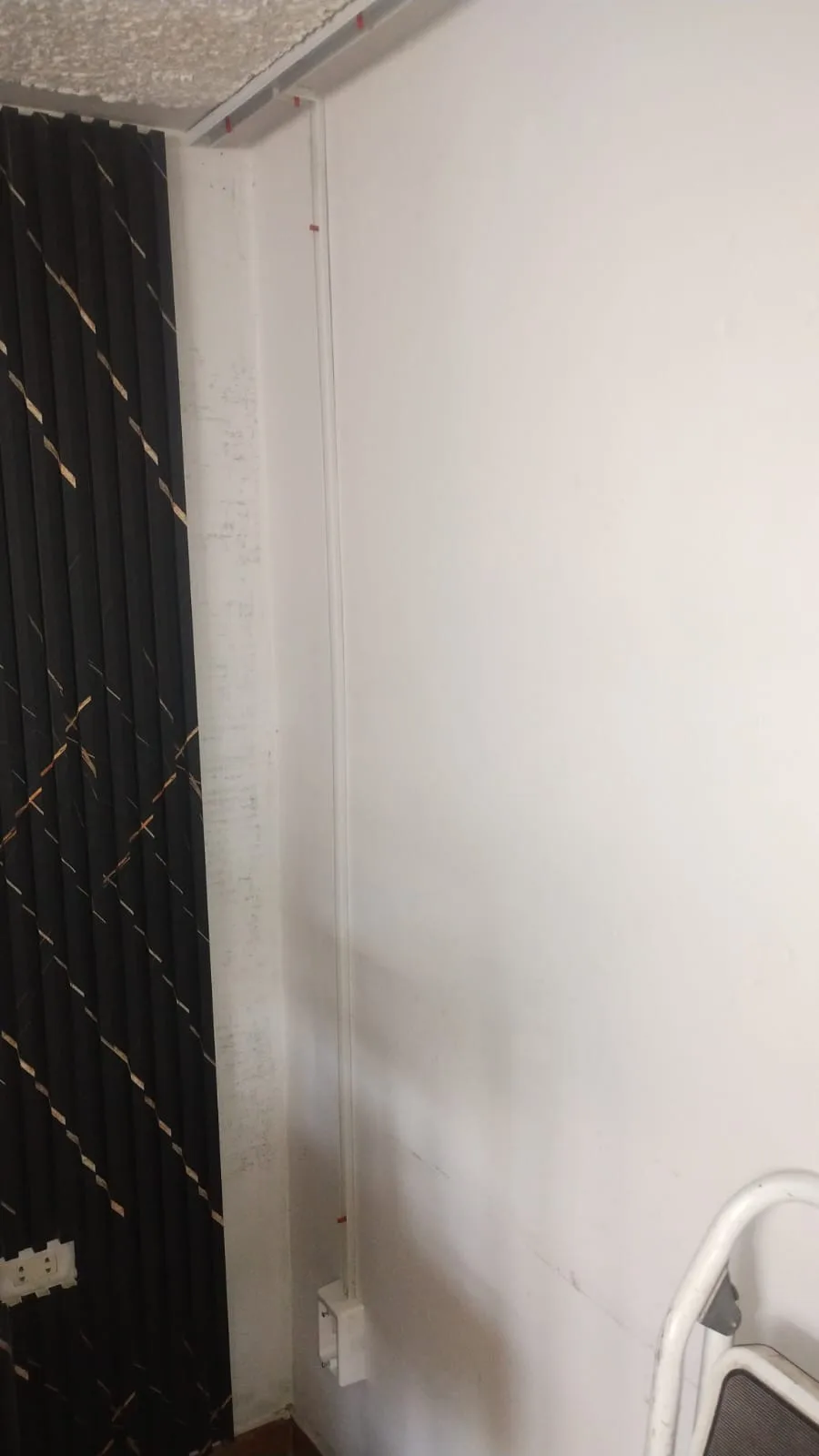 Canalizacion electrica con canaleta pvc adhesiva.