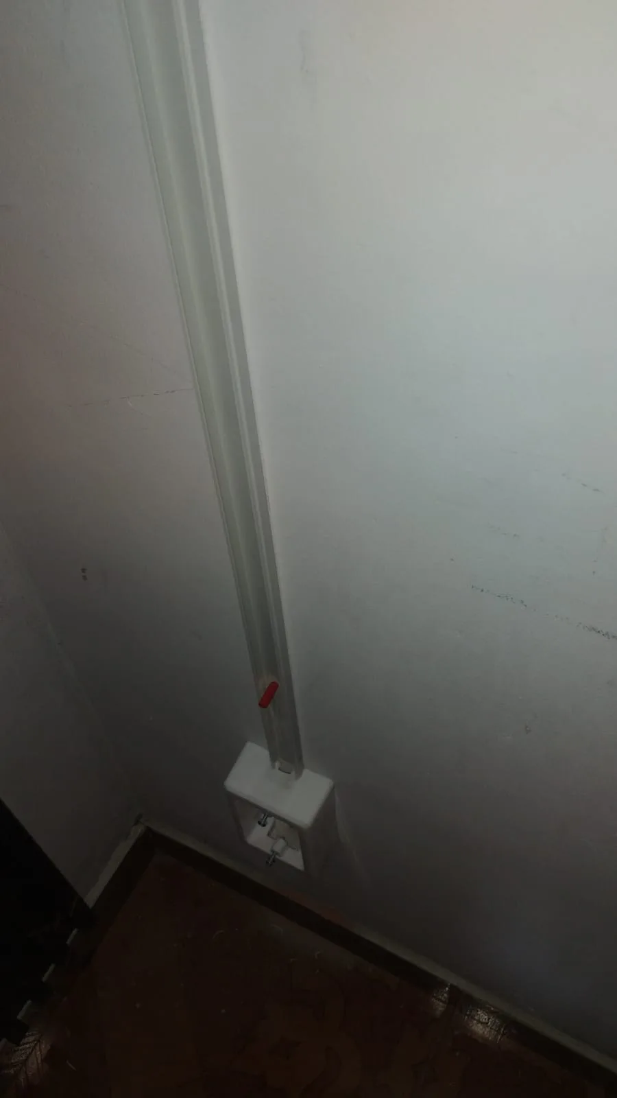 Canalizacion electrica con canaleta pvc adhesiva.