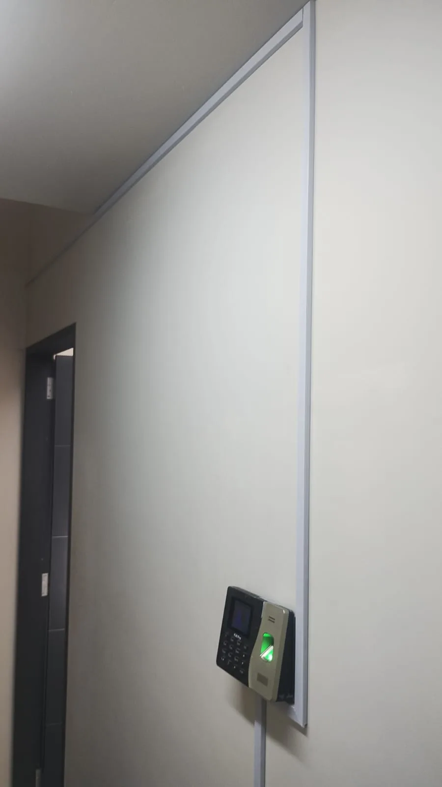 Canalizacion electrica con canaleta pvc adhesiva.