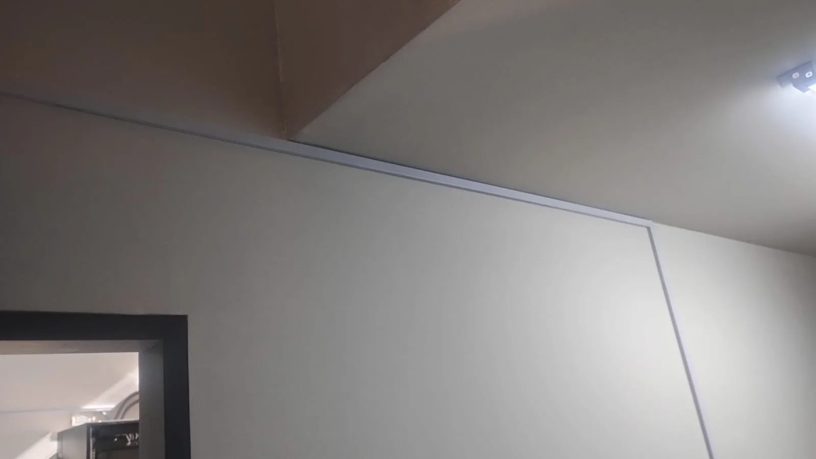 Canalizacion electrica con canaleta pvc adhesiva.