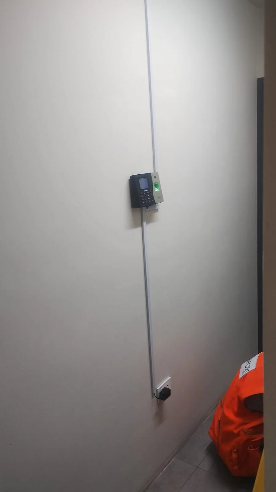 Canalizacion electrica con canaleta pvc adhesiva.