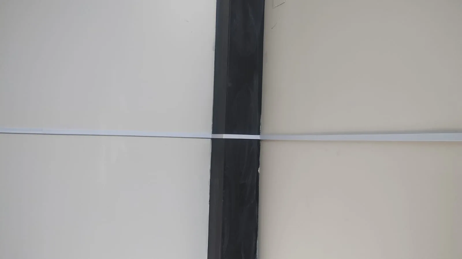 Canalizacion electrica con canaleta pvc adhesiva.