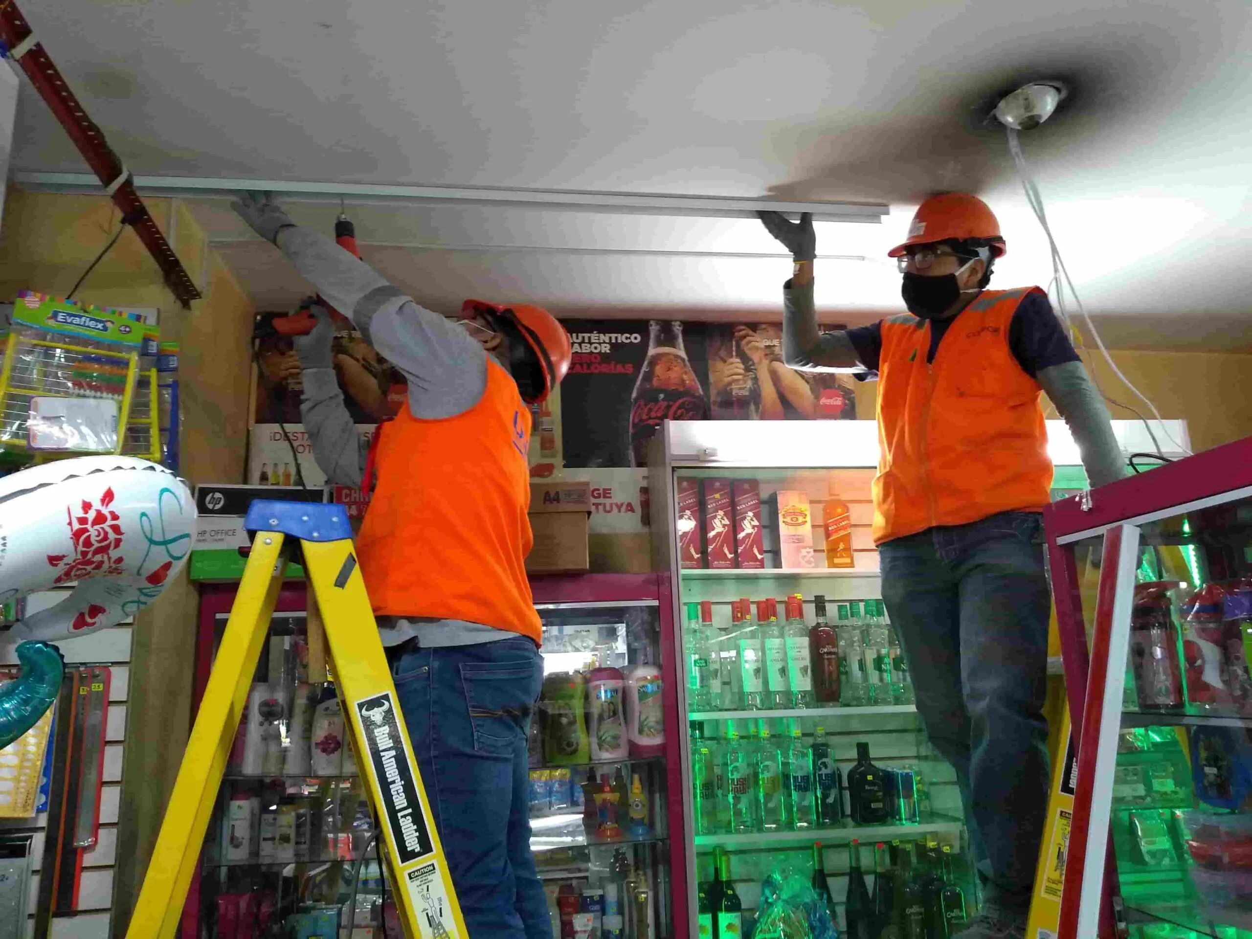 Canalizacion electrica con canaleta pvc adhesiva.
