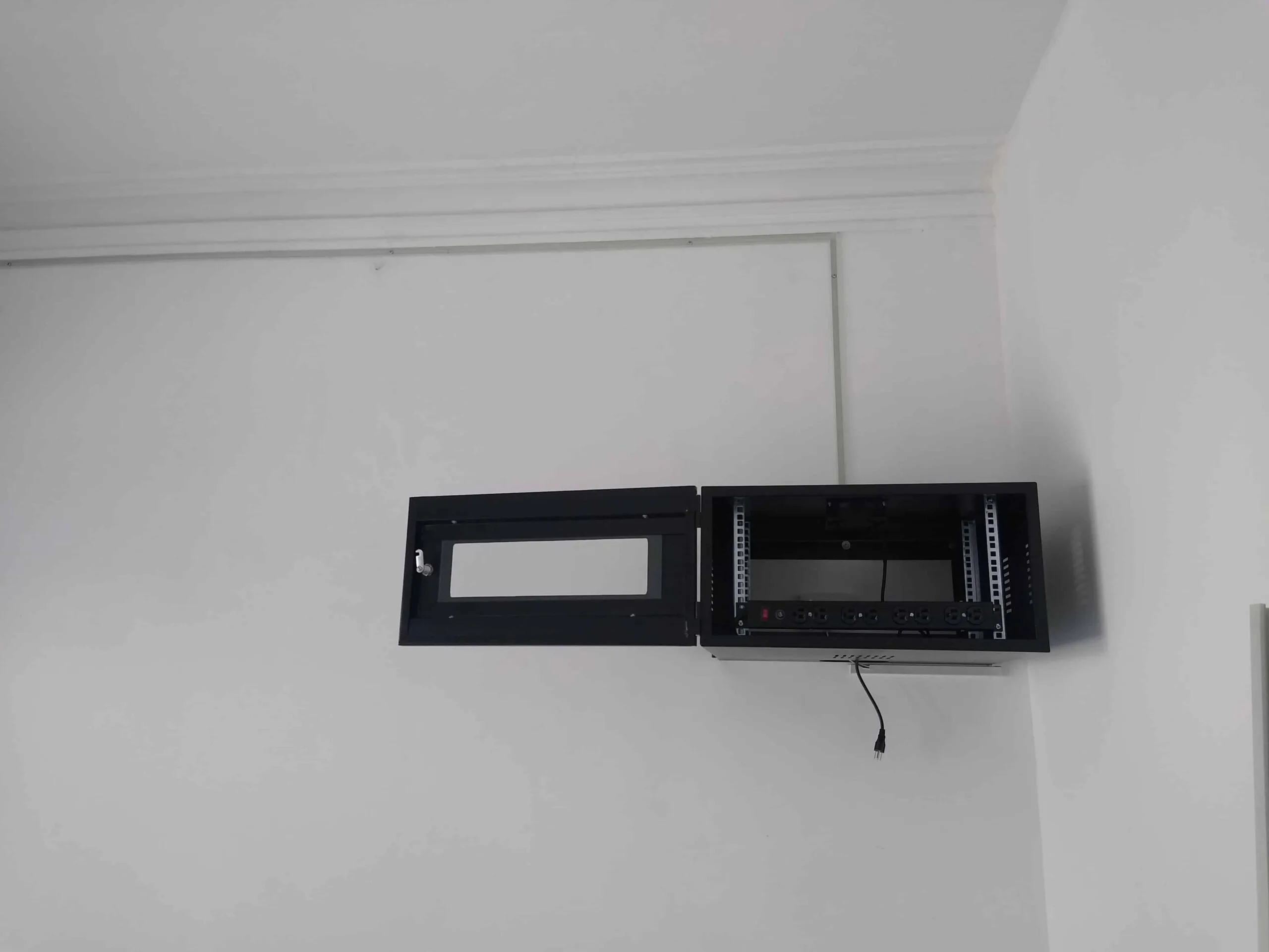 Canalizacion electrica con canaleta pvc adhesiva.