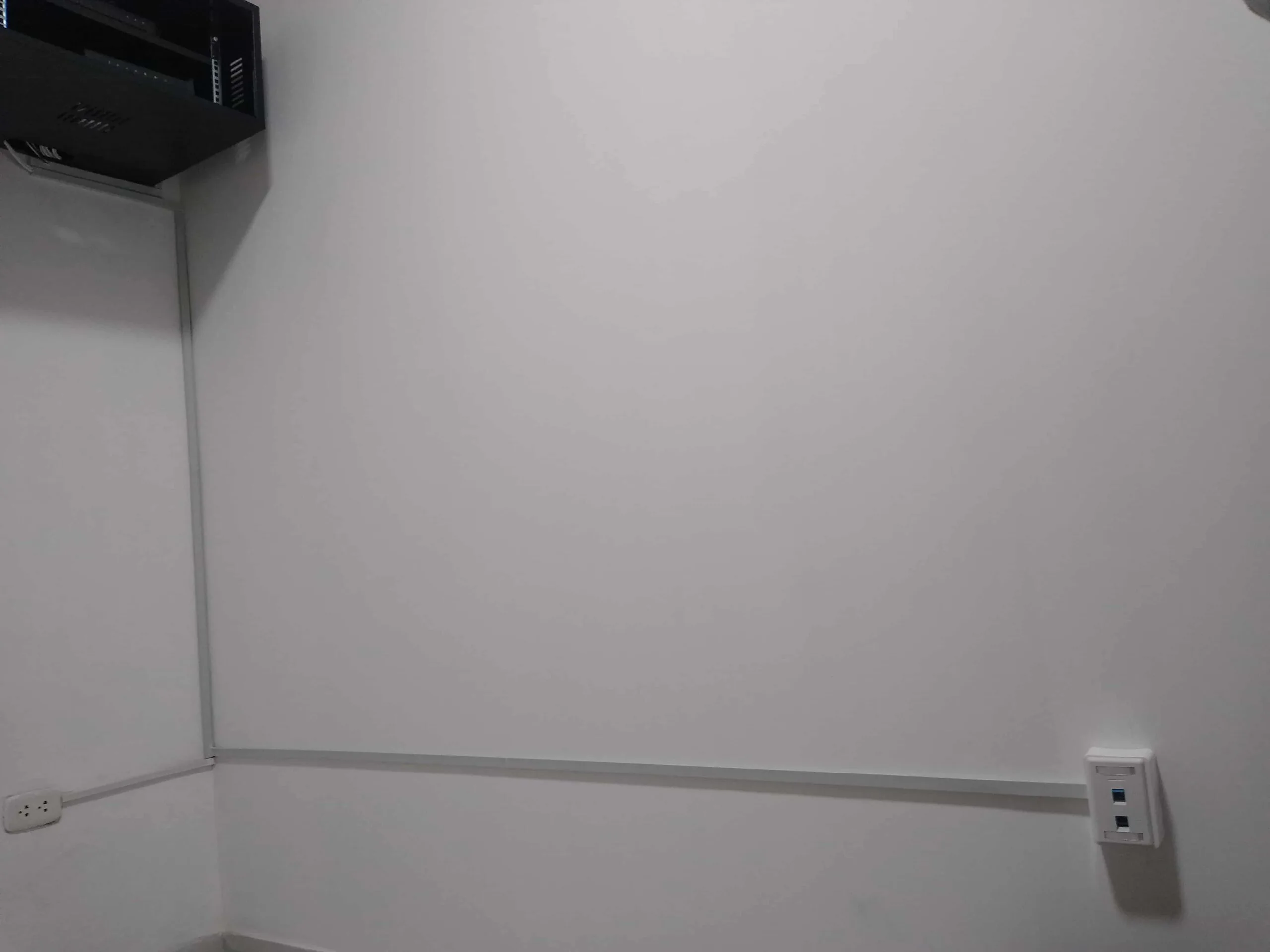 Canalizacion electrica con canaleta pvc adhesiva.