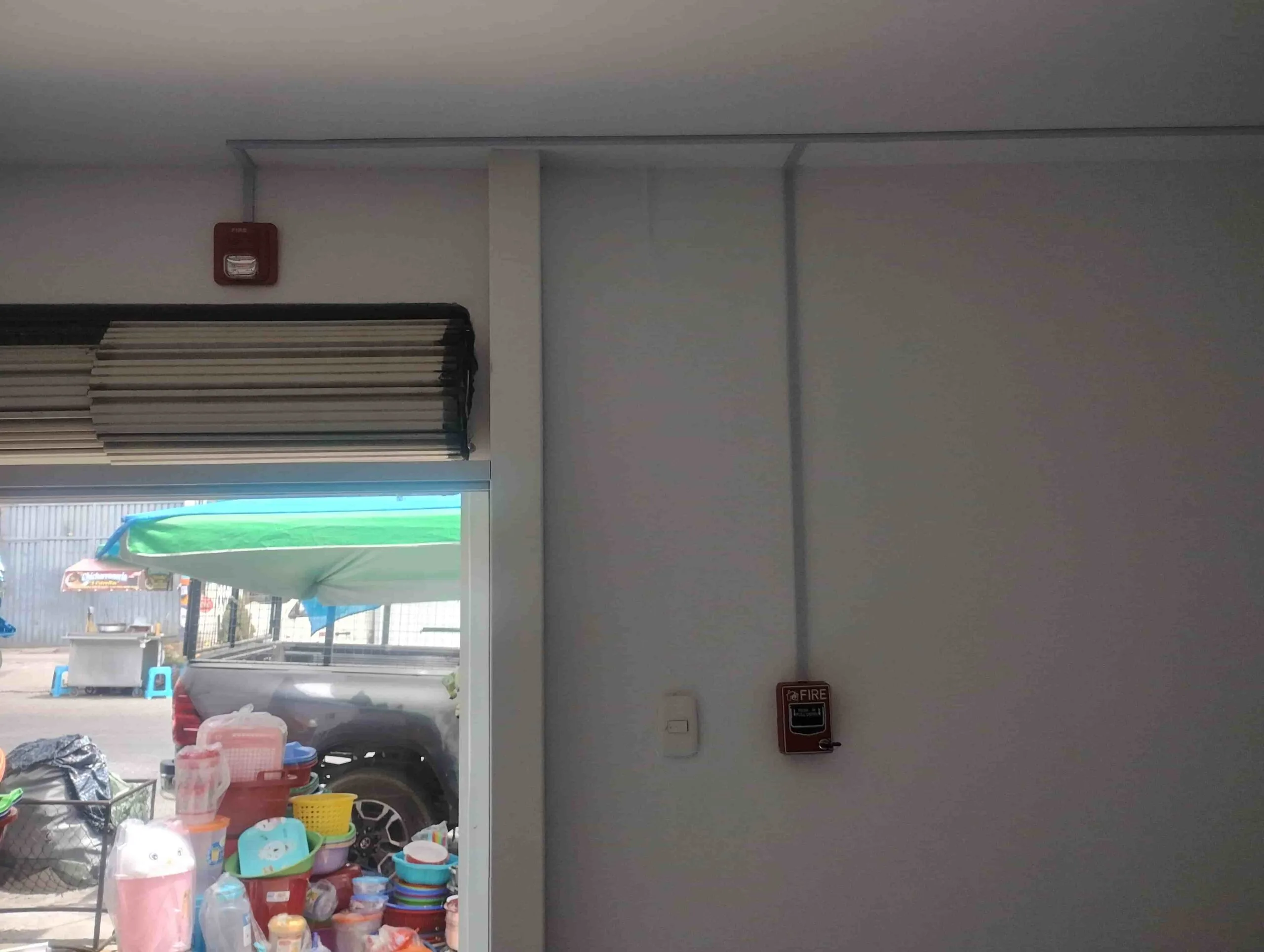 Canalizacion electrica con canaleta pvc adhesiva.