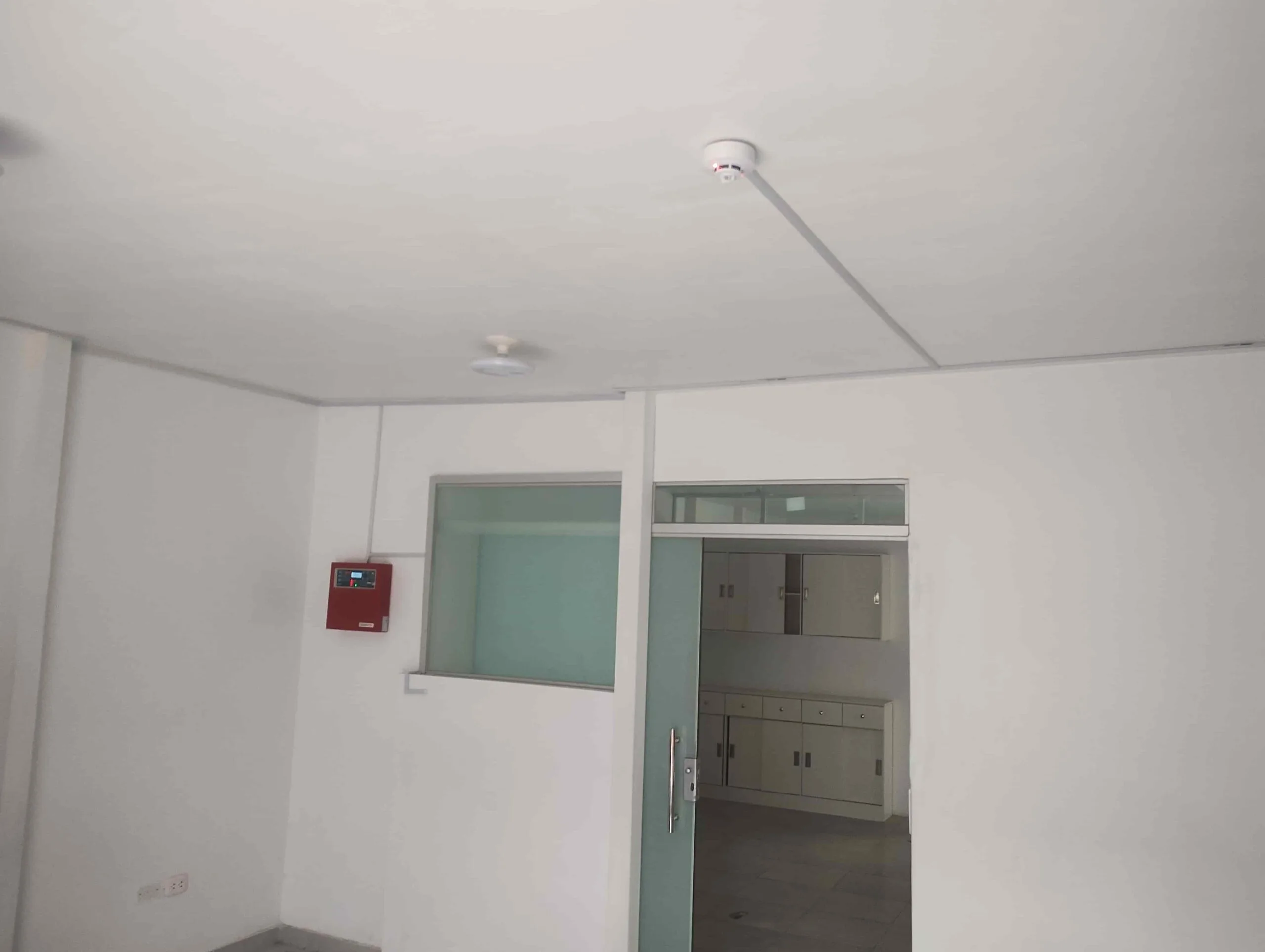 Canalizacion electrica con canaleta pvc adhesiva.