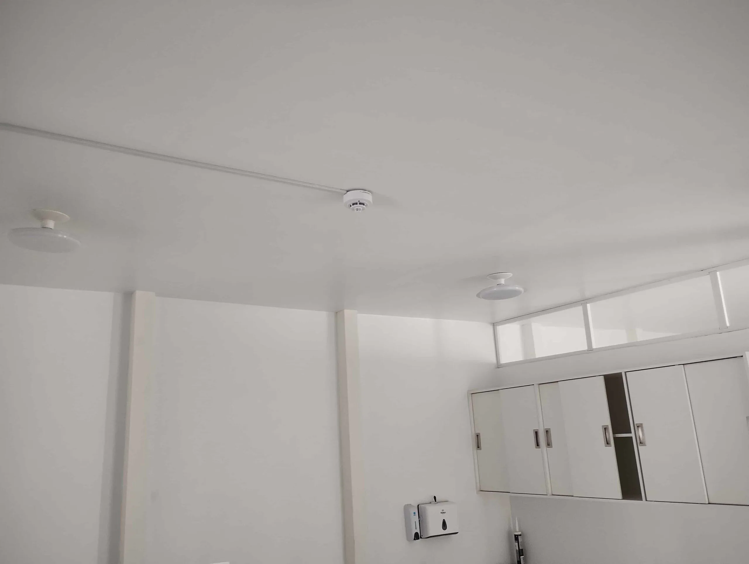 Canalizacion electrica con canaleta pvc adhesiva.
