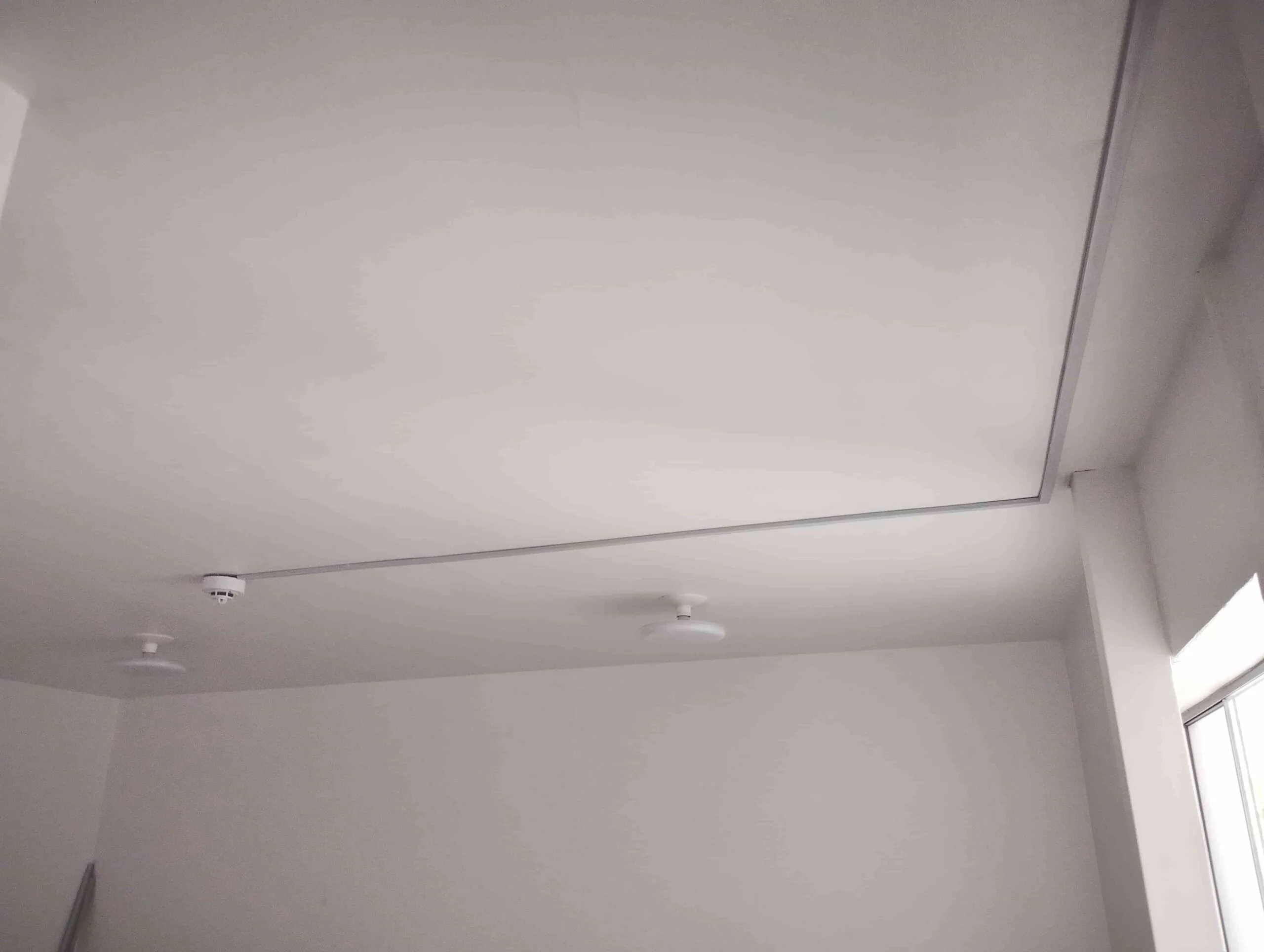 Canalizacion electrica con canaleta pvc adhesiva.