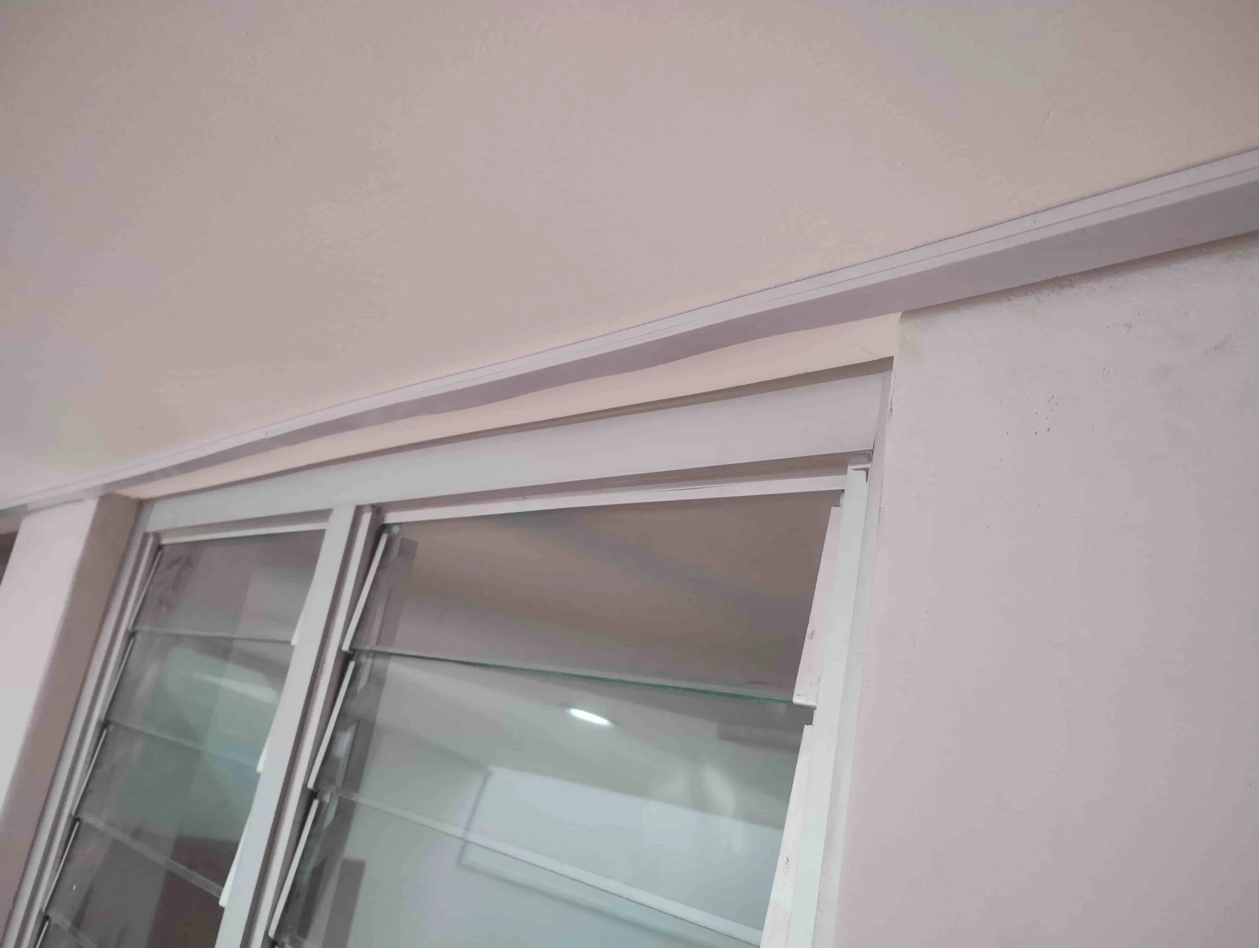 Canalizacion electrica con canaleta pvc adhesiva.