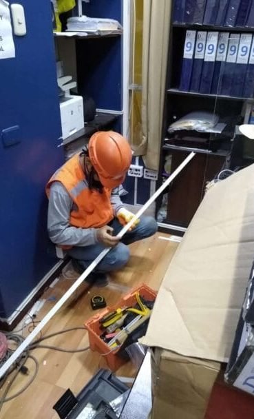 Canalizacion electrica con canaleta pvc adhesiva.